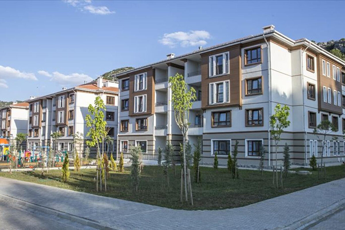 TOKİ 81 İl 500 Bin Konut Projesi Ödeme Planı Nasıl Olacak?<br><br>TOKİ sosyal konut projelerinde genellikle uzun vadeli ve düşük taksitli ödeme planları sunuluyor. Yeni projede de dar gelirli aileleri zorlamayacak ödeme seçenekleri bekleniyor. Özellikle:<br><br>Uygun peşinat,<br><br>240 aya kadar vade imkânı,<br><br>Düşük faizli ödeme planı<br><br>gibi seçeneklerin devreye alınması tahmin ediliyor. Bununla birlikte, kiralık sosyal konut modeli ile ailelere çok daha düşük maliyetle barınma imkânı sağlanacak.