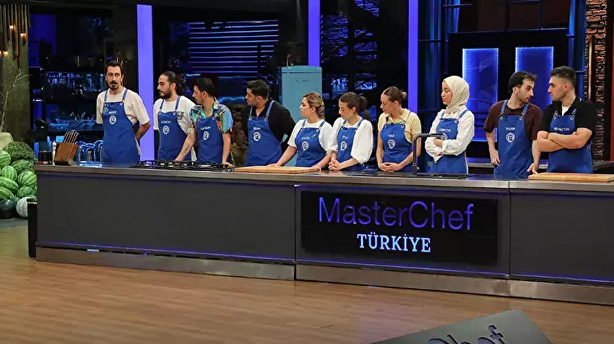 MasterChef ödülü neydi?<br><br>Ödül oyununu kazanan kırmızı takım, şeflerin belirlediği özel ödülün sahibi oldu. Yarışmacılar ödülün keyfini çıkarırken, kaybeden mavi takım için ise gergin anlar yaşandı.