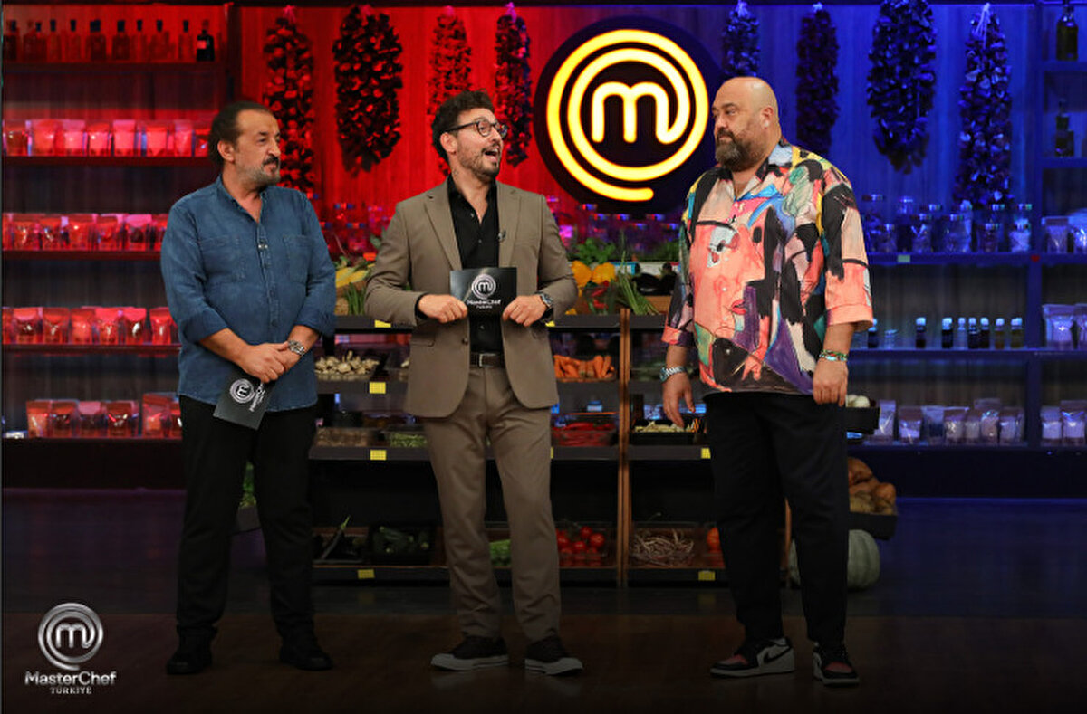 MasterChef ödül oyununu hangi takım kazandı?<br><br>MasterChef Türkiye’de 30 Eylül akşamı ekrana gelen bölümde takımlar ödül için mutfaktaki hünerlerini sergiledi. Yarışmacılar üç farklı kategoride yemek hazırladı: balık, et ve tavuk. Şeflerin oylarıyla günün kazananı kırmızı takım oldu. Böylece kırmızı takım üyeleri büyük ödülün sahibi olmayı başardı.