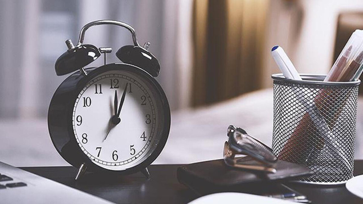 Avrupa’da ve ABD’de saatler geri alınacak mı?<br><br>Evet, Avrupa’da ve Amerika’da kış saati uygulaması devam ediyor.<br><br>Avrupa ülkelerinde: 26 Ekim 2025 Pazar gecesi saat 03.00’te saatler bir saat geri alınacak.<br><br>ABD’de: 2 Kasım 2025 Pazar sabahı saatler geri çekilecek.<br><br>Böylece Türkiye ile Avrupa ve Amerika arasındaki saat farkı, bu tarihlerden itibaren yeniden değişecek.