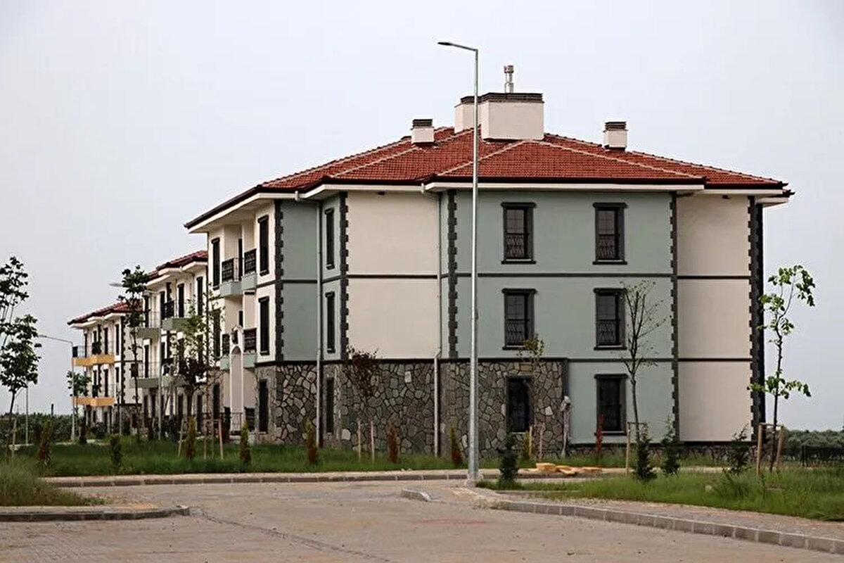 2026’da “yeni bir şehirleşme vizyonu”<br><br>2026’da başlayacak inşaat süreciyle birlikte, sadece evler değil, kapsayıcı, sağlıklı, güvenli ve dirençli yaşam alanları da hayata geçirilecek. Bu projeyle, modern şehircilik anlayışıyla planlanan mahalleler oluşturulacak.<br><br>Her konut projesi; okul, sağlık ocağı, cami, park, spor alanı ve ticari merkezlerle desteklenecek. Böylece yalnızca konut değil, bir bütün olarak yaşam alanı inşa edilecek.