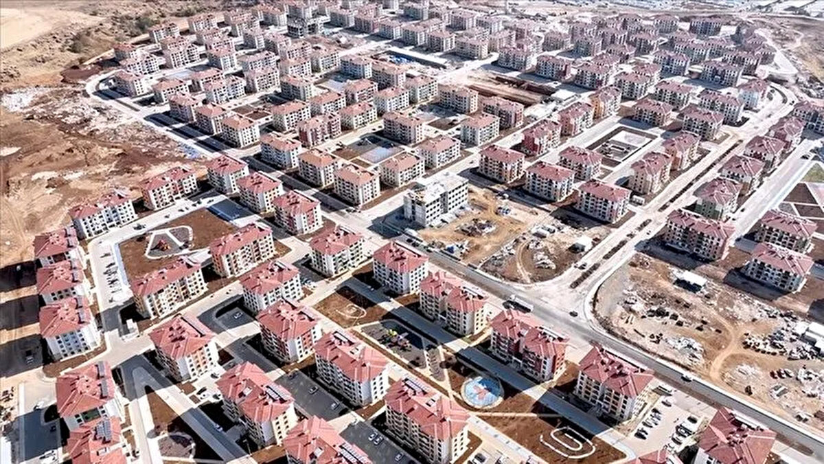 Başvurular nasıl yapılacak?<br><br>Başvurular tamamen dijital ortamda, e-Devlet sistemi üzerinden gerçekleştirilecek. Başvuruda bulunacak kişilerin belirlenen bankalara başvuru bedeli yatırması gerekecek. Bu bedelin miktarı ve yatırılacağı bankalar, projenin resmi başvuru kılavuzuyla açıklanacak.