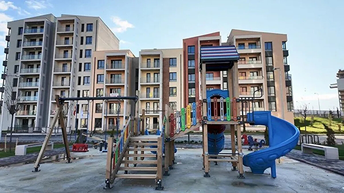 Projenin hedefleri neler?<br><br>500 bin sosyal konut projesi yalnızca barınma ihtiyacını karşılamayı değil, aynı zamanda Türkiye’nin şehirleşme vizyonunu da yeniden şekillendirmeyi hedefliyor. Proje kapsamında;<br><br>Afetlere dayanıklı yeni yerleşim alanları kurulacak,<br><br>Uygun maliyetli konutlarla kira fiyatlarının düşmesi sağlanacak,<br><br>Dar gelirli vatandaşların ev sahibi olması kolaylaştırılacak,<br><br>Sosyal donatı alanlarıyla yaşam kalitesi artırılacak,<br><br>Gençler ve özel gruplar için avantajlı kontenjanlar sağlanacak.<br><br>Bu hedeflerle birlikte konut piyasasında dengelenme, kiralarda ise uzun vadeli istikrar amaçlanıyor.