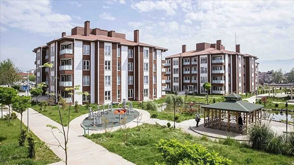 İstanbul’da kiralık sosyal konut modeli geliyor<br><br>Projede dikkat çeken bir diğer yenilik ise ilk kez kiralık sosyal konut modelinin hayata geçirilecek olması. İstanbul’da her iki yakada inşa edilecek bu kiralık konutlar, yüksek kira fiyatlarıyla mücadele eden dar gelirli vatandaşlara nefes aldıracak.