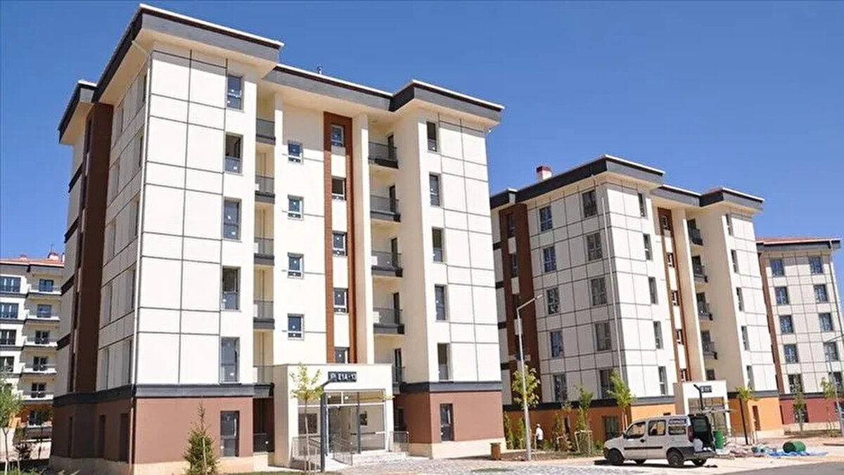 Başvuru şartları neler?<br><br>Projeye başvurmak isteyen vatandaşların yerine getirmesi gereken bazı kriterler bulunuyor. Önümüzdeki günlerde resmi olarak ilan edilecek olan şartların, önceki sosyal konut kampanyalarına benzer olması bekleniyor. Buna göre;<br><br>T.C. vatandaşı olmak,<br><br>18 yaşını doldurmuş olmak,<br><br>Kendisi, eşi veya velayeti altındaki çocukları adına kayıtlı konut bulunmaması,<br><br>Belirlenen hane halkı gelir sınırını aşmamak,<br><br>Daha önce TOKİ’den konut almamış olmak<br><br>temel koşullar arasında yer alıyor. Başvuruların ardından kura çekilişi yapılarak hak sahipleri belirlenecek.