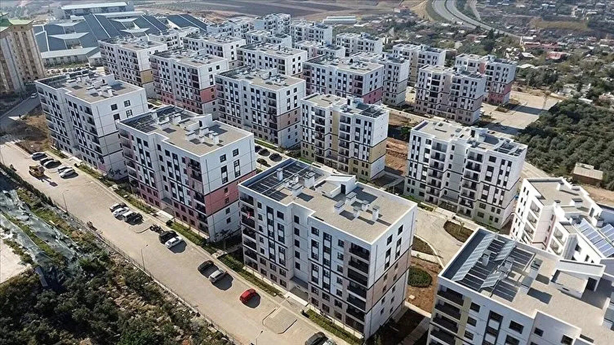 Ödeme koşulları da dar gelirli vatandaşların bütçesi düşünülerek planlandı. Yüzde 10 peşinat verilecek ve geri kalan borç 240 aya (20 yıl) kadar taksitlendirilecek. Taksitler maliyet artışlarına göre güncellenecek olsa da, piyasa şartlarının altında kalması hedefleniyor.