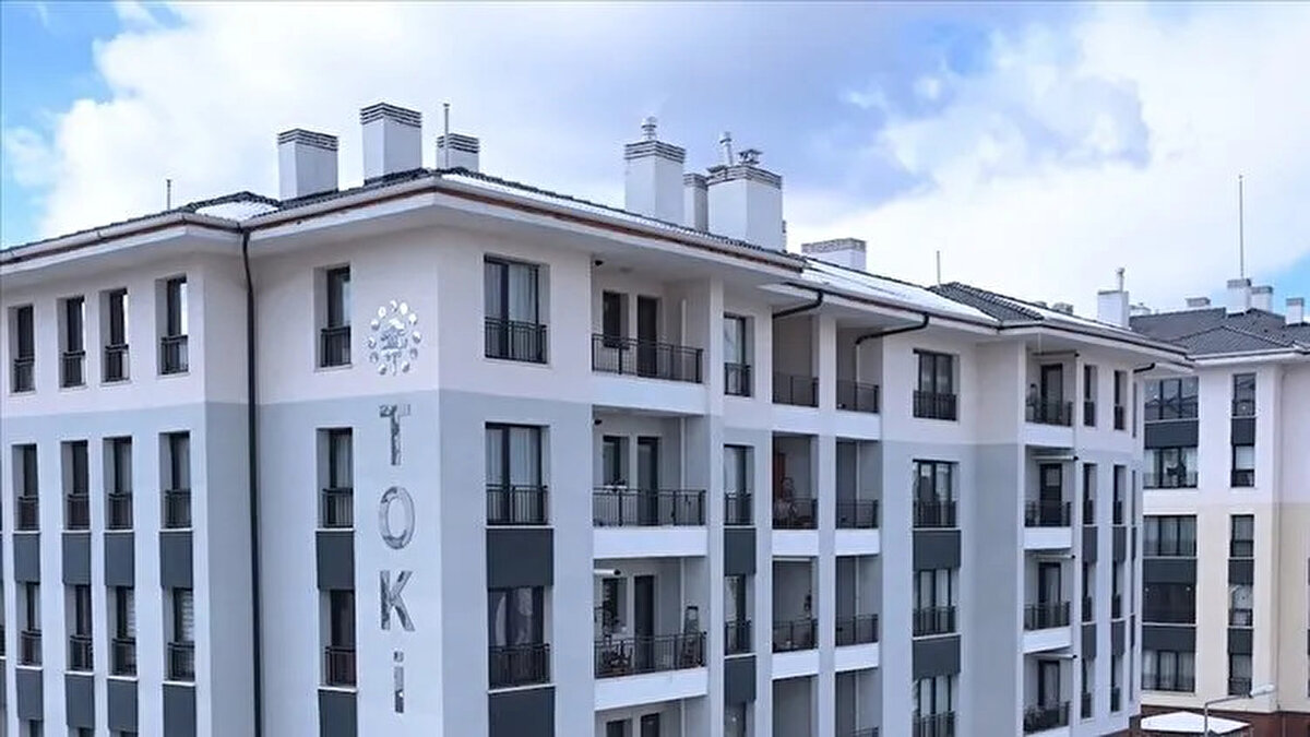 İnşaat 2026’da başlıyor<br><br>Projenin ilk kazmasının 2026 yılının ilk çeyreğinde vurulması planlanıyor. Orta Vadeli Program’da da belirtildiği üzere sosyal konut üretimi yalnızca barınma ihtiyacını karşılamak için değil, aynı zamanda kira fiyatlarının kontrol altına alınması ve afet riskine karşı güvenli yapıların artırılması için de büyük önem taşıyor.