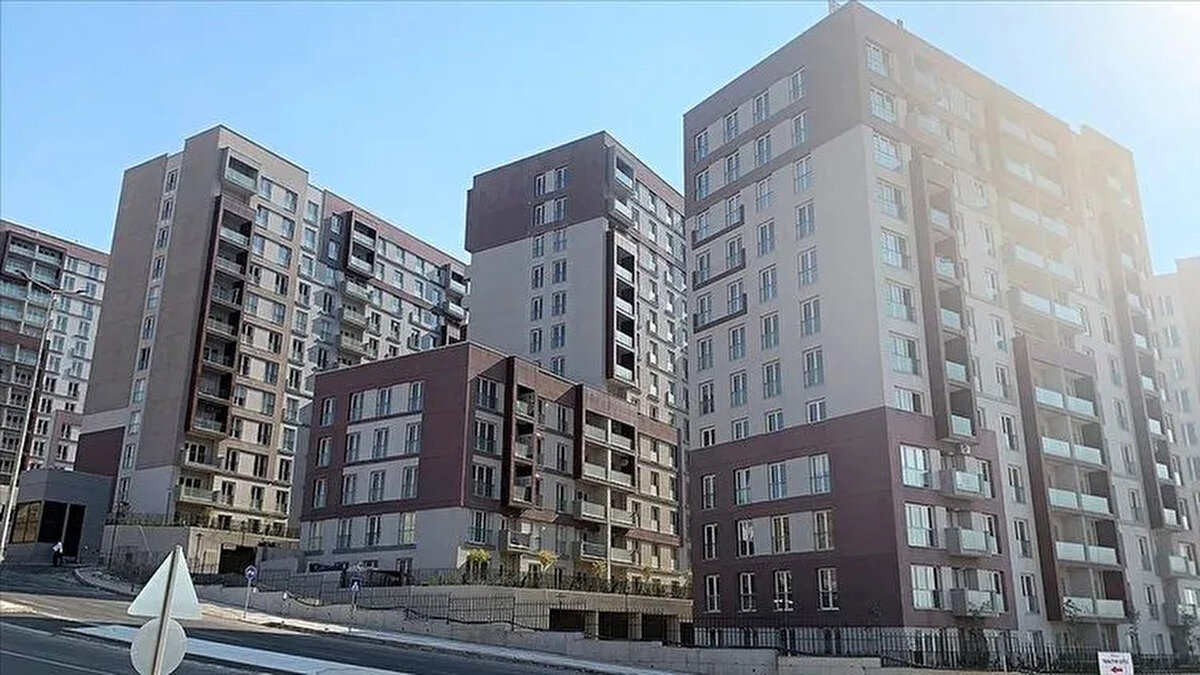 Hükümetin hedefi, hem nüfus artışına bağlı konut ihtiyacını karşılamak hem de vatandaşlara uzun vadeli ödeme kolaylıklarıyla kira öder gibi ev sahibi olma imkânı sunmak.