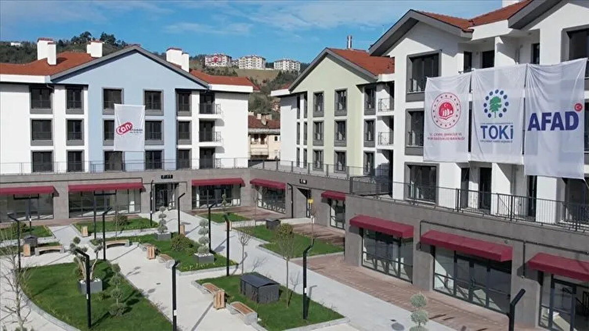 Kimlere öncelik verilecek?<br><br>Projede toplumsal hassasiyetler gözetilerek özel kontenjanlar ayrılacak. Buna göre:<br><br>Şehit yakınları ve gaziler,<br><br>Emekliler,<br><br>Gençler,<br><br>En az 3 çocuğu bulunan aileler,<br><br>Engelli vatandaşlar<br><br>öncelikli gruplar arasında yer alacak. Böylece sosyal konutların en çok ihtiyaç duyan kesimlere ulaşması sağlanacak.