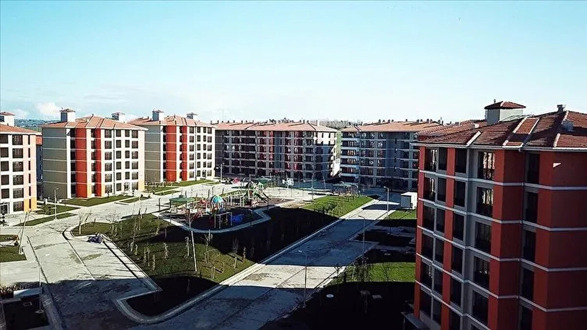 “Yüzyılın Konut Projesi” olarak adlandırılan bu dev program, 81 ilde eş zamanlı yürütülecek ve 500 bin aileyi güvenli, modern ve uygun maliyetli konutlarla buluşturacak. Aynı zamanda afetlere dayanıklı yeni yaşam alanları oluşturularak şehirlerin dirençliliği artırılacak.