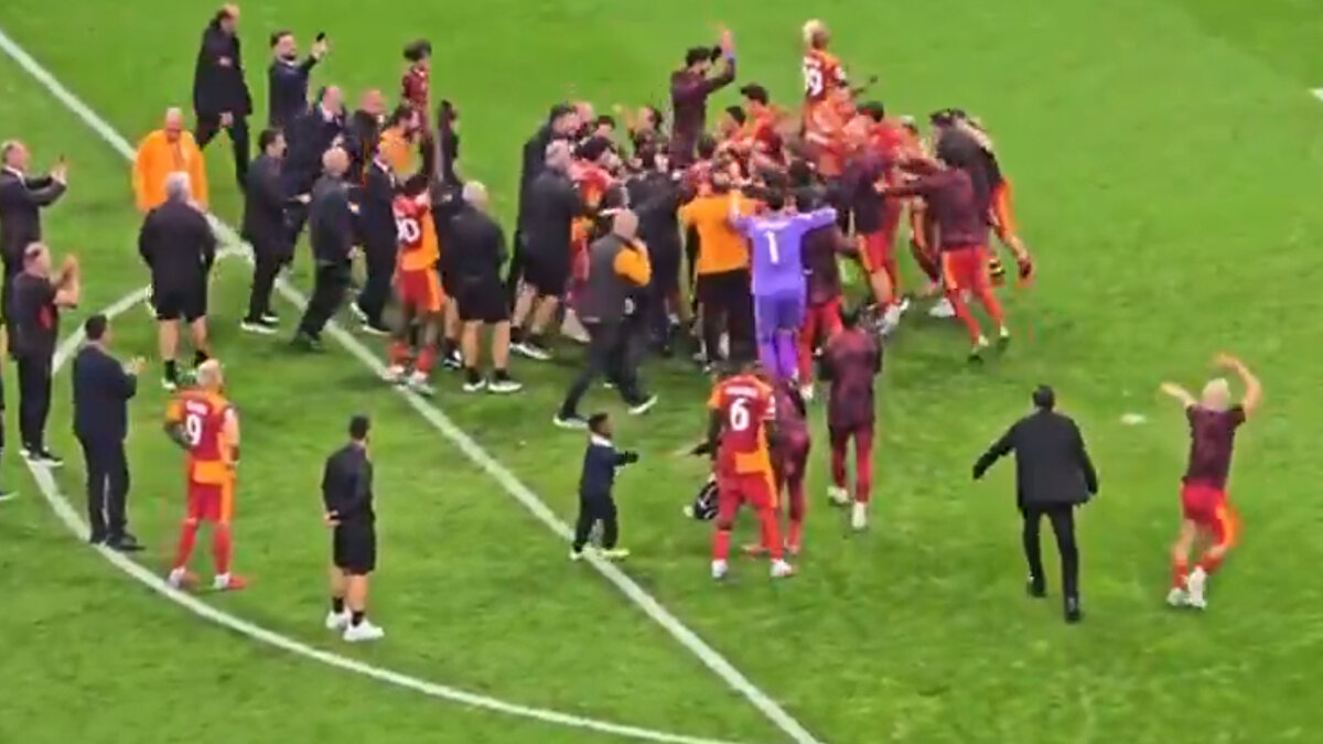 MAÇ SONUNDA DİKKAT ÇEKEN ANLAR<br><br>Maçın ardından dikkat çeken bir görüntü ortaya çıktı. Mauro Icardi'nin galibiyeti kutlayan takım arkadaşlarının yanına gelmedi.