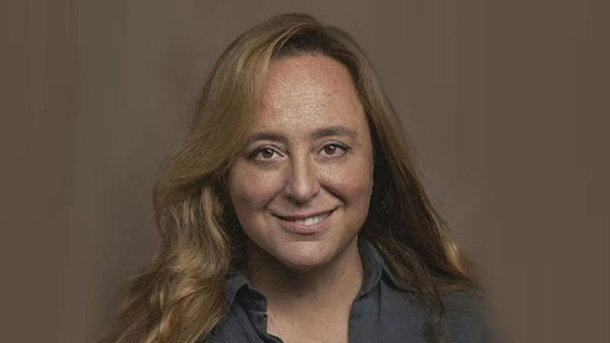 AYŞE BARIM OLAYI NEDİR, NEDEN TUTUKLANMIŞTI?<br><br>Medyada tekelleşme iddialarının yanı sıra Gezi olayları nedeniyle de soruşturma açılan Barım, İstanbul Cumhuriyet Başsavcılığı tarafından yürütülen süreçte gözaltına alındı. Savcılık işlemlerinin ardından, “Türkiye Cumhuriyeti Hükümetini ortadan kaldırmaya teşebbüse yardım etme” suçlamasıyla tutuklandı.<br><br>Gezi Parkı soruşturması kapsamında hazırlanan iddianamede Barım hakkında 22 yıl 6 aydan 30 yıla kadar hapis cezası talep edildi.