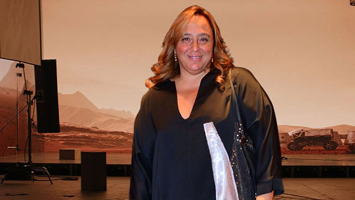 AYŞE BARIM KİMDİR?<br><br>İstanbul’da doğan 54 yaşındaki Barım, ortaokul ve lise eğitimini English Highschool for Girls’te tamamladıktan sonra Boğaziçi Üniversitesi İngiliz Dili ve Edebiyatı Bölümü’nden mezun oldu. Londra’da iki yıl iletişim eğitimi alan Barım, Türkiye’ye döndükten sonra medya sektöründe kariyerine başladı.