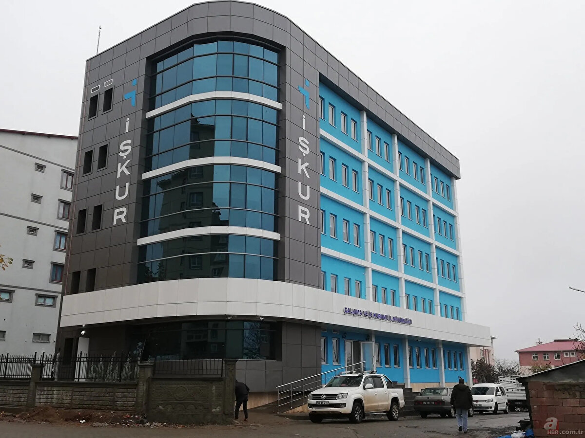 BAŞVURU ŞARTLARI<br>a) İŞKUR’a engelli kaydı olmak,<br>b) Doğuştan ya da sonradan herhangi bir nedenle bedensel, zihinsel, ruhsal, duyusal ve sosyal yeteneklerini çeşitli derecelerde kaybetmesi nedeniyle toplumsal yaşama uyum sağlama ve günlük gereksinimlerini karşılamada güçlükleri olan ve korunma, bakım, rehabilitasyon, danışmanlık ve destek hizmetlerine ihtiyaç duyan kişilerden tüm vücut fonksiyon kaybının en az yüzde kırkından yoksun olduğuna ilişkin “Sağlık Kurulu Raporuna” sahip olmak,<br>c) 18 yaşını tamamlamış olmak,<br>d) Hangi sebeple olursa olsun emekli olmamak,<br>e) Kendi üzerine aktif olarak kayıtlı işyeriişletme olmamak (Ayrıca proje başvuru rehberi yayım tarihi itibari ile proje konusu meslekte son bir yıl içerisinde terk mükellefi olmamak),<br>f) İşyerinin kurulacağı il sınırları içinde ikamet etmek,<br>g) Girişimcilik eğitim programı sertifikasına sahip olmak,<br>h) Kurulacak iş ile ilgili başka mevzuatlarda aranılan diploma, sertifika, izin vb. belgelere sahip olmak ve aranılan diğer şartlara haiz olmak,<br>i) Kendisine vasi tayini yapılmamış olmak,<br>j) Büyükbaş ve Küçükbaş Hayvan Yetiştiriciliği projelerinde “Sürü Yönetim ElemanıHayvan Yetiştiriciliği” belgesine, Arıcılık projelerinde ise “Arıcılık” belgesine (sertifikasına) son başvuru tarihi itibarıyla sahip olmak (MEB veya Üniversite onaylı olmalıdır).