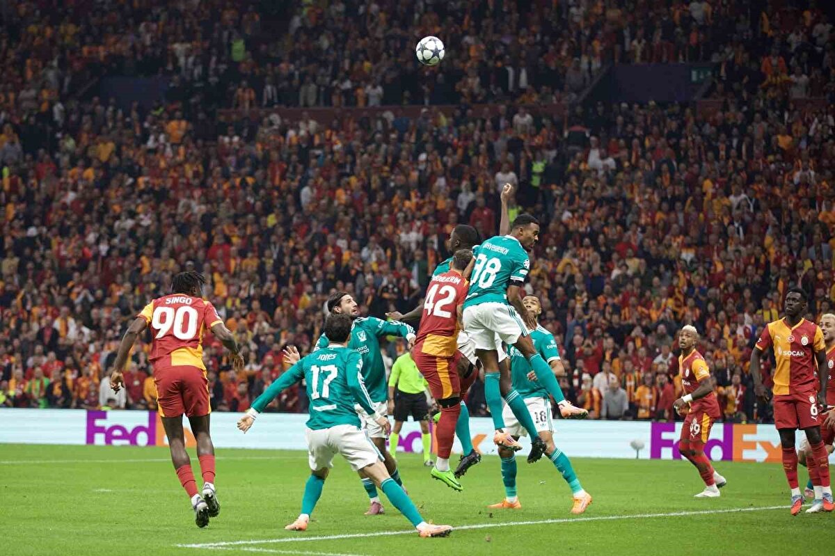 Taraftarının desteğiyle harika bir performans ortaya koyan sarı-kırmızılı takım, Osimhen'in penaltı golüyle Liverpool'u 1-0 mağlup ederek tarihi bir galibiyet elde etti. 