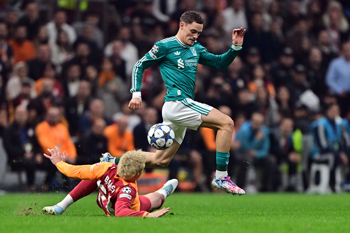 "BARIŞ, KONATE'Yİ MAHVETTİ"<br><br>Liverpool efsanesi, Jamie Carragher, ise Konate'yi eleştirdi: "Dün Barış, Konate'yi mahvetti sahada. "Muhtemelen uyku uyuyamayacağım. İnsanların sesini bile duymak istemiyorum bu mağlubiyet sonrasında."<br>