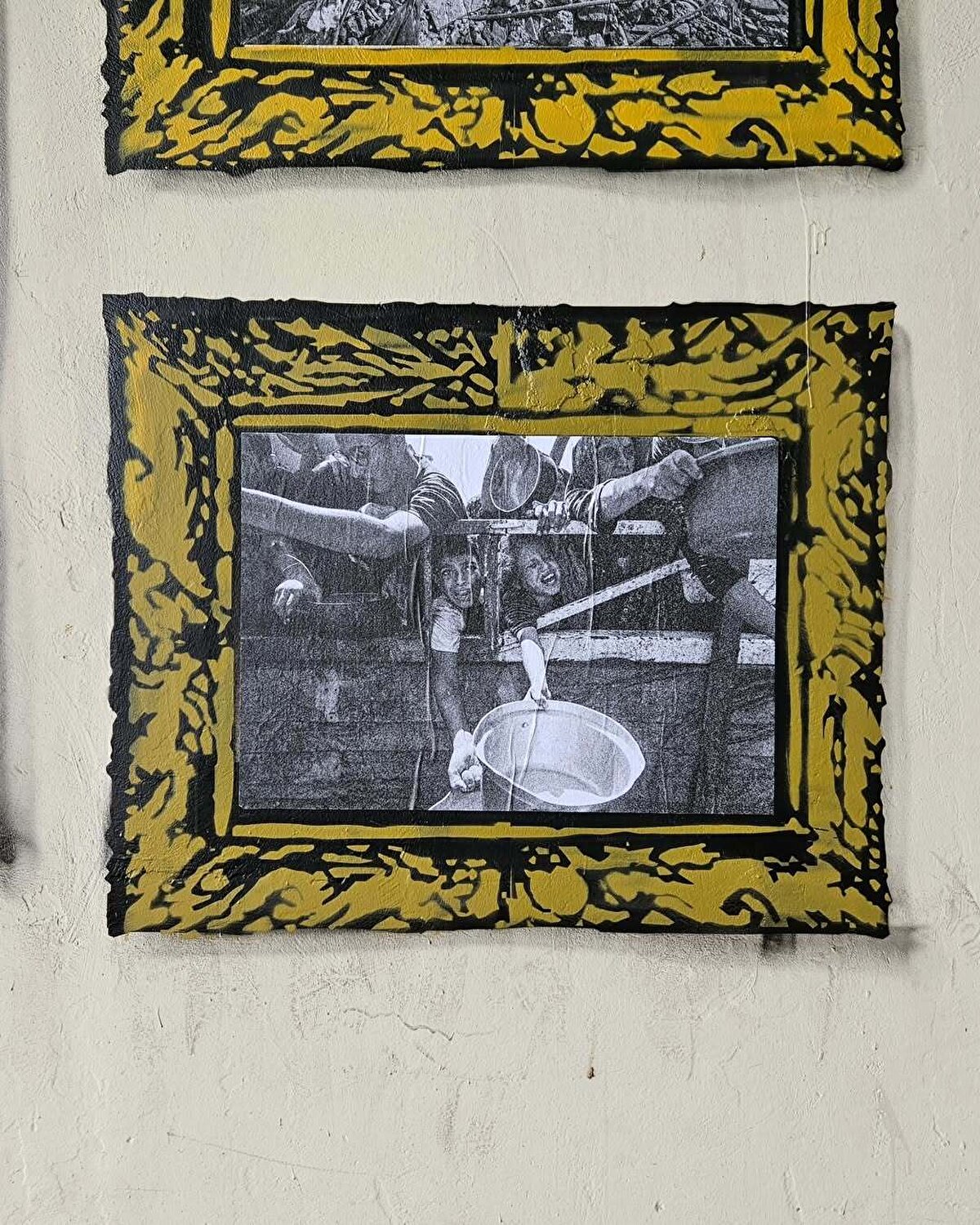 Sanatçının bu hamlesi yalnızca bir sergi değil, aynı zamanda bir protesto niteliği taşıyor.