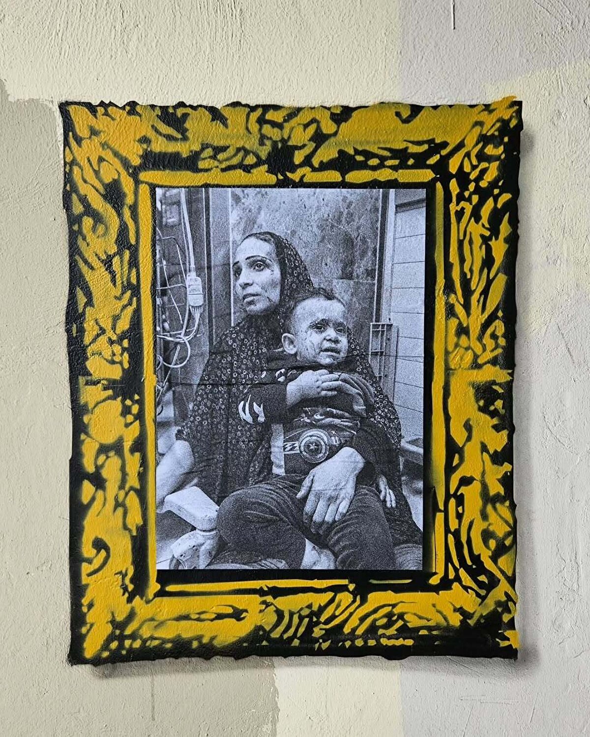 İMÇ Blokları’nın sonunda, Unkapanı Köprüsü’ne girmeden hemen önce bir duvara yerleştirdiği “Contemporary Gaza” sergisinde çerçeveler içine Gazze’den alınmış fotoğrafları astı.