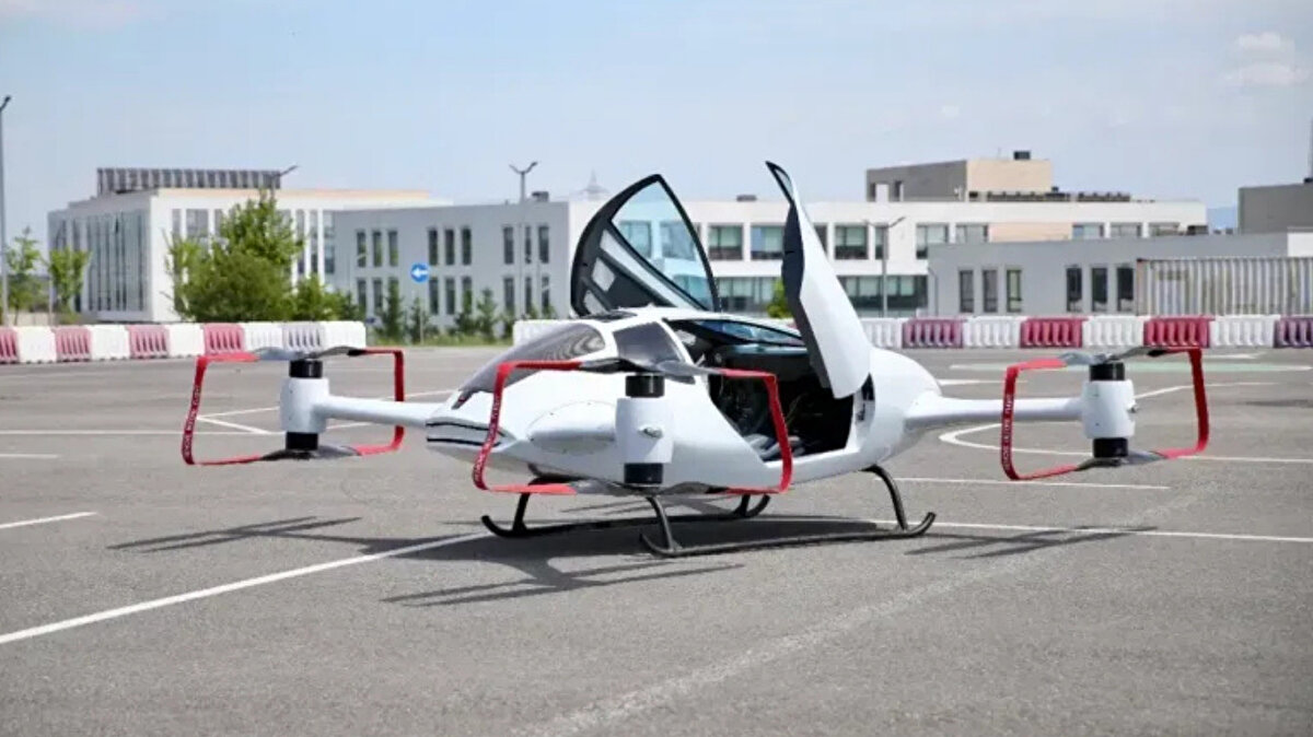 AirCar’ın teknik özellikleri ise şöyle:<br><br>2 kişilik kapasite<br><br>15 dakikada hızlı şarj<br><br>80 km menzil<br><br>130 km/s azami hız<br><br>250 kg taşıma kapasitesi