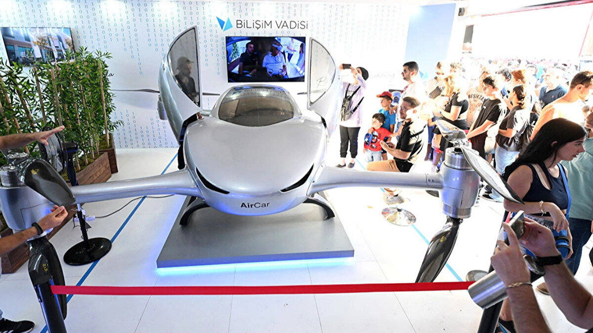 10 bin feet yüksekliğe çıkabilecek<br>Uçan araba, hafif spor uçağı (LSA) kategorisinde sertifikalandırılacak. Kullanıcıların LSA pilot lisansı alması gerekecek. İlk 1000 sipariş için ücretsiz eğitim sağlanacak.