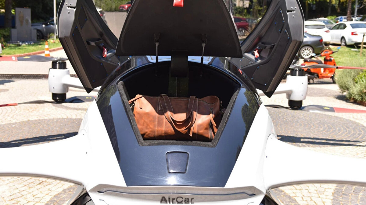 AirCar ilk insanlı test uçuşunu yaptı<br>AirCar, geçtiğimiz mayıs ayında ilk insanlı uçuş testini başarıyla gerçekleştirdi. Bu adımla dünyada bu sınıfta test yapan sayılı firmalar arasına girdi.