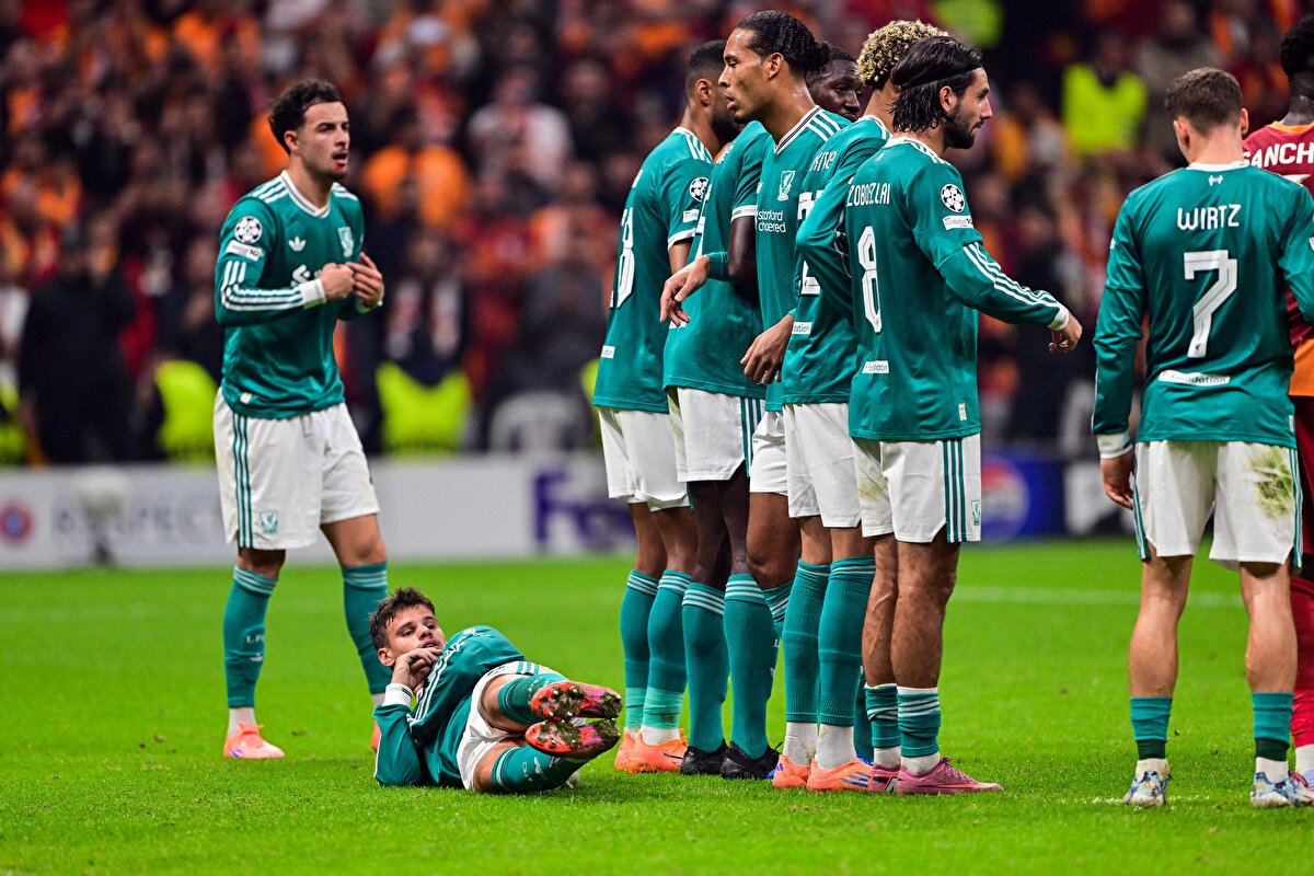 "PENALTI İPTALİ DOĞRUYDU"<br><br>.Mustafa Çulcu: "Bu maçlarda UEFA, hakemlerden hatalı karar olsa da oyun kontrolü ve saygı konusunda sıfır taviz istiyor. Bazı kararlarını beğenmesek de Turpin son derece sakin ve otoriterdi. 87'de Konate-Singo topa vurma mücadelesinde topa vuran Singo, hakem hatalı kararla penaltı verdi. VAR Jerome Brisard doğru müdahale ile hakemi OFR'ye çağırdı. Penaltı iptali doğruydu." [Sabah]