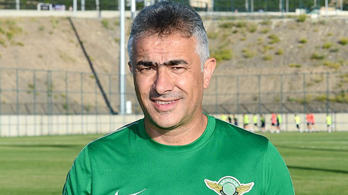 Açıklamada, “Profesyonel Futbol A Takımı Teknik Direktörümüz Mehmet Altıparmak ve ekibi ile yapılan görüşmeler sonucunda karşılıklı anlaşarak yollarımız ayrılmıştır. Mehmet Altıparmak ve ekibine teşekkür eder, kariyerlerinin bundan sonraki bölümünde başarılar dileriz” denildi.