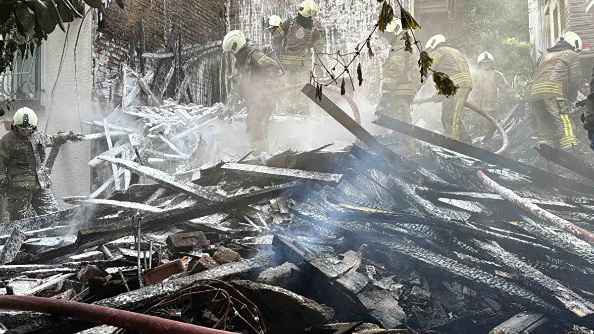 Ahşap binada çıkan yangın, bitişiğindeki 3 binaya da sıçramıştı. Toplamda 4 bina zarar görürken, 2 bina tamamen kullanılamaz hale geldi. Yangından etkilenen binalardan birinin oyuncu Şebnem Bozoklu’ya ait olduğu öğrenildi. Ahşap bir binanın alev aldığını ardından yangının yan binalara sıçradığını söyleyen Murat Işık, "İtfaiye aracının buradan geçtiğini gördüm. Ahşap bir bina alev almıştı. Bir süre geçtikten sonra alev yan binalara sıçradı. İyi tarafı can kaybı olmadı. Şebnem Hanım’ın orada bir evi olduğunu duydum" ifadelerini kullandı.
