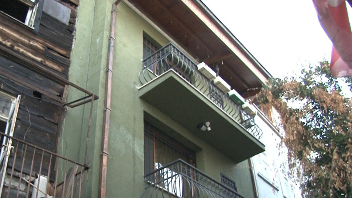 Cama çıktığında alevleri gördüğünü söyleyen Nurgül Daşdöven, "Ben mutfaktaydım. Kadın imdat imdat diye bağırdı. Cama çıktığımda alevleri gördüm. Evi kapatmak için kızımın evine gelmiştim ama kapatamadık. Duman girmemesi için camları kapattık" diye konuştu.