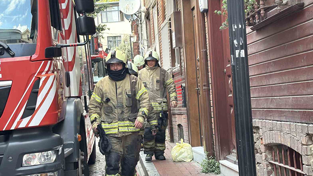 İstanbul Beşiktaş’ta 4 katlı ahşap binada çıkan yangın söndürüldü. Alevlere teslim olduktan bir süre sonra çöken binadan geriye enkaz kaldı. Yangın, saat 12.30 sıralarında Beşiktaş ilçesinin Arnavutköy Mahallesi Dubaracı Sokak üzerindeki 4 katlı ahşap binada meydana geldi. Yaşlı bir kadının yalnız yaşadığı evde çıkan yangın kısa sürede büyüdü. 