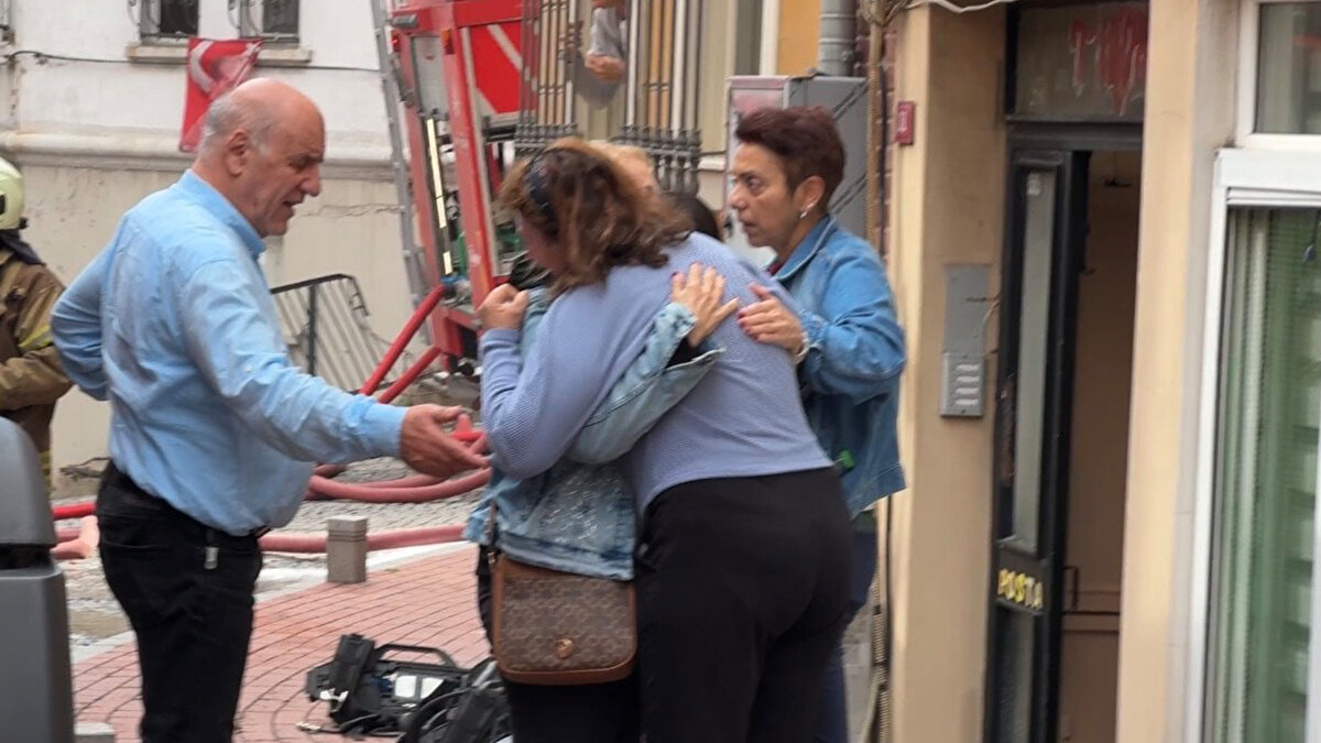 Yangından dolayı yolun kapalı olduğunu söyleyen Serap Tamer Geçit, "Yangını gördüm ama çok yaklaşamadım. Çok yoğun duman var. Yanımızdaki binanın bitişiği yoğun bir şekilde yandığı için yol kapalıydı o yüzden giremedim. İçeride hayvanlarım vardı. Oğlum gelip hayvanlarımı çıkardı. Tek düşündüğüm hayvanlarımdı onlar da kurtuldu" dedi.