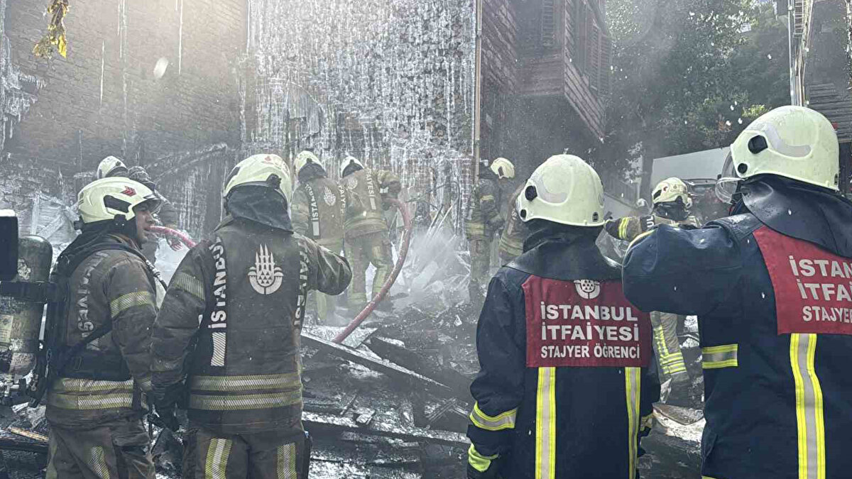 Yangını fark eden vatandaşlar kadını, alevlere teslim olan evden kendi imkanlarıyla çıkardı. Büyüyen yangın, yan tarafta bulunan 3 binaya sıçradı. Yangın paniğe neden olurken, kül olan ahşap bina bir süre sonra çöktü. Enkazın bir kısmı park halindeki aracın üzerine devrildi. Çökmenin etkisiyle aracın kornası basılı kaldı. Yangında facianın eşiğinden dönüldü. Sokak üzerinde vatandaşların araçlarını yanlış park etmesi nedeniyle itfaiye yangına ulaşmakta zorlandı. Yangın itfaiye ekiplerinin yoğun müdahalasiyle söndürülürken, çöken bina havadan görüntülendi.