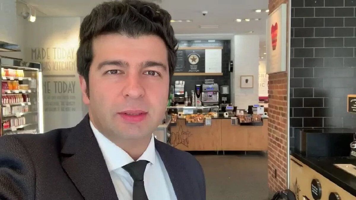 Hüseyin Günay kimdir?<br><br>Hüseyin Günay, 5 Ağustos 1986 tarihinde Mersin’in Erdemli ilçesinde dünyaya geldi. İlk ve ortaöğrenimini burada tamamladıktan sonra İstanbul Üniversitesi İletişim Fakültesi’nden mezun oldu. Üniversite yıllarının ardından medya alanında kariyerine adım atan Günay, kısa sürede önemli kurumlarda görev üstlendi.