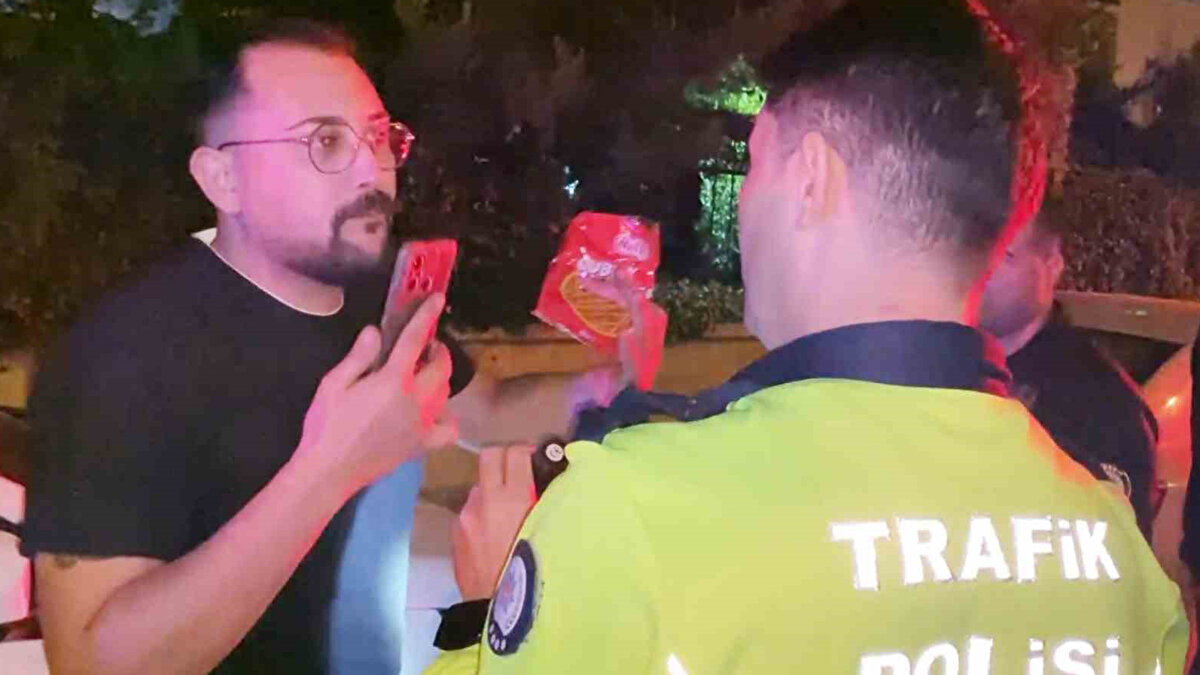  Alkollü olduğu öngörülen sürücüyü herhangi bir olumsuzluğun yaşanmaması için araçtan indiren polis, Mehmet D. isimli şahsa alkolmetre uzattı. 20 dakika zaman tanınmasına rağmen zaman tanınmadığını ifade ederek alkolmetreye üflemeyi reddeden sürücü, polis ekiplerine zor anlar yaşattı. 