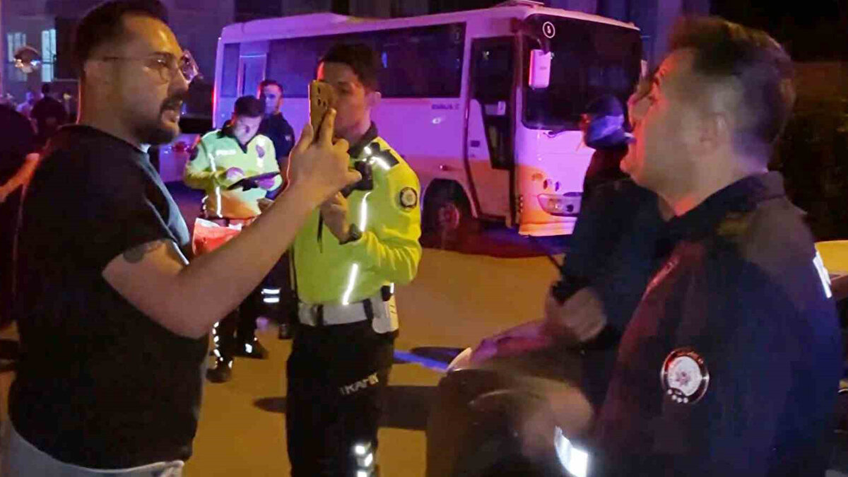 Aksaray’da direksiyon başında alkollü olarak yakalanan sürücü, polisin yarım saat zaman tanımasına rağmen alkolmetreye üflemeyi reddetti. 