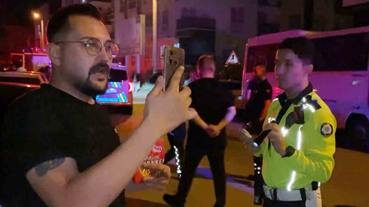 Görevini yapan polis memurlarına bağırıp elindeki cep telefonuyla memurların görüntüsünü kaydeden sürücü, bir yandan kraker yedi bir yandan da polis ekiplerine bağırdı. Alkolmetreye üflemeyi reddettiği için sürücü, asayiş ekiplerince Aksaray Eğitim ve Araştırma Hastanesi Acil Servisine götürüldü.<br><br>Burada yapılan tetkiklerde sürücü 2.79 promil alkollü çıktı. Sürücüye alkolmetreye üflememekten 26 bin 558 lira para cezası kesilirken, ayrıca alkollü araç kullanmaktan hakkında adli işlem başlatılarak savcılığa sevk edildi.