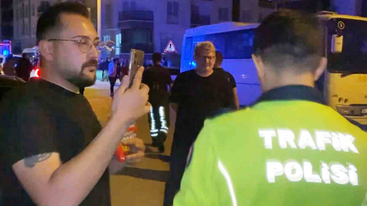 O anlar anbean kameralara yansıdı. Olay Şamlı Mahallesi 3004 sokakta yaşandı. Edinilen bilgiye göre, bir kazaya müdahalede bulunan trafik ekipleri ısrarla yoldan geçmek isteyen 27 ADK 930 plakalı araç sürücünün hareketlerinden şüphelenerek kontrolden geçirmek istedi.