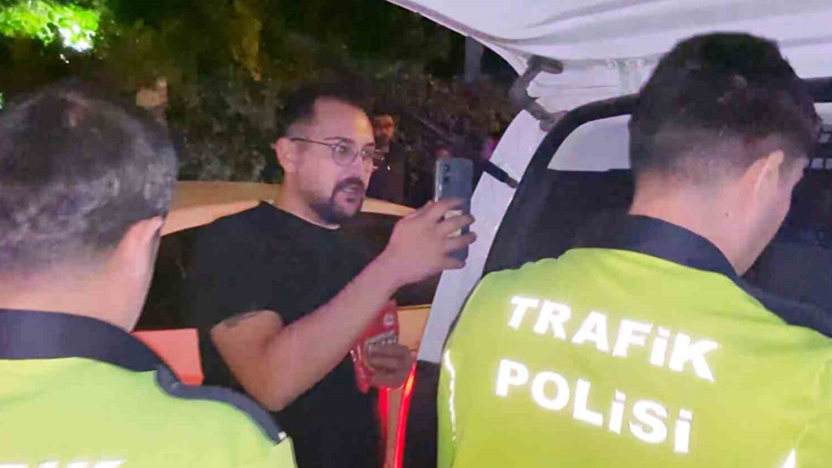 "Artistlik yapıyorum" diyen sürücü, bir yandan kraker yedi, bir yandan da telefonla polis memurlarının görüntülerini kaydedip polislere zor anlar yaşattı. 