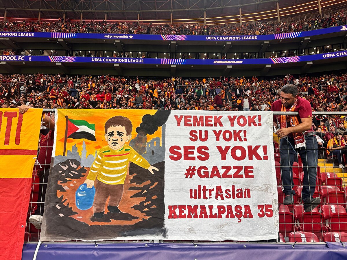 TARAFTAR, GAZZE'Yİ UNUTMADI<br><br>Galatasaray taraftarı, Gazze'de yaşanan katliam için pankart hazırladı. Pankartta "Yemek yok! Su yok! Ses yok! #Gazze" sloganını yazdı.