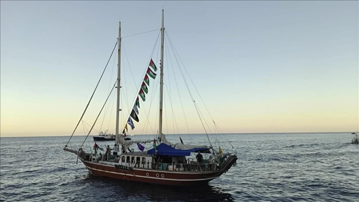 Sumud Filosu Şu An Nerede?<br>Sumud Filosu'nun daha önce saldırıya uğrayan ve durdurulan filoların bulunduğu bölgenin yakınına 120 deniz mili sınırına yaklaştı.