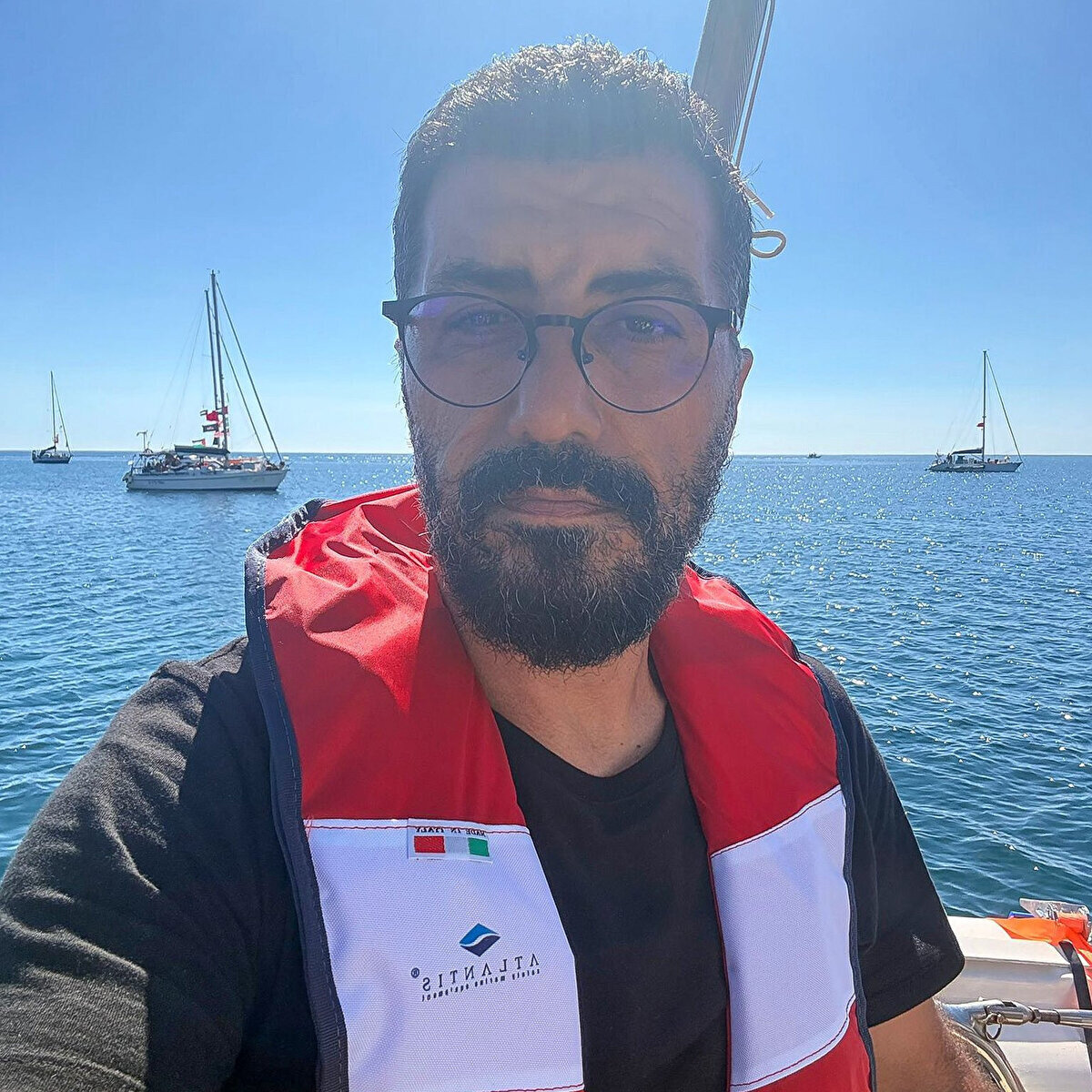 Sumud Filosunda Kimler Var?<br><br>50’den fazla gemiden oluşan filoda 44 ülkeden binlerce doktor, gazeteci, aktivist ve siyasetçi yer alıyor. Yeni Şafak İnternet Servisi Yayın Yönetmeni Ersin Çelik de filoda bulunan isimler arasında.<br>