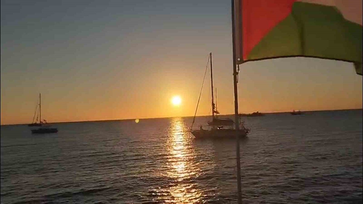 Sumud Filosu Ne Zaman Gazze'ye Varacak?<br><br>Gazze'ye insani yardım ulaştırmak için yola çıkan Sumud Filosu'nun Gazze'ye 3-4 günlük uzaklıkta olduğu açıklandı. Filonun 2 gün içinde 'yüksek riskli bölge'ye gireceği ifade edildi. <br>