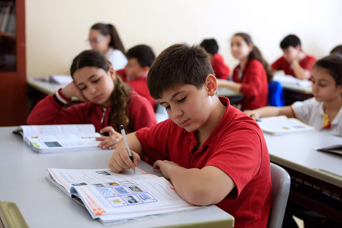 VGM BURS BAŞVURU ŞARTLARI NEDİR?<br><br><br>Sürekli bir işte çalışan<br><br>En az agragi ücret düzeyinde ücret alan<br><br>Polis Akademisi ile askeri okul öğrencileri<br><br>Okudukları kurumda ek süre öğrenim gören<br><br>Yüksek Lisans Öğrencileri<br><br>Doktora Öğrencileri<br><br>Kamu kurumlarından karşılıksız eğitim ve burs alan öğrenciler<br><br>Vakıflar Genel Müdürlüğünden muhtaç aylığı alan öğrenciler<br><br>Başvuru yapılan eğitim yılından önceki eğitim yılında yükseköğrenim bursundan yararlanmaktayken başarısız olma nedeniyle bursu kesilmiş olan öğrenciler