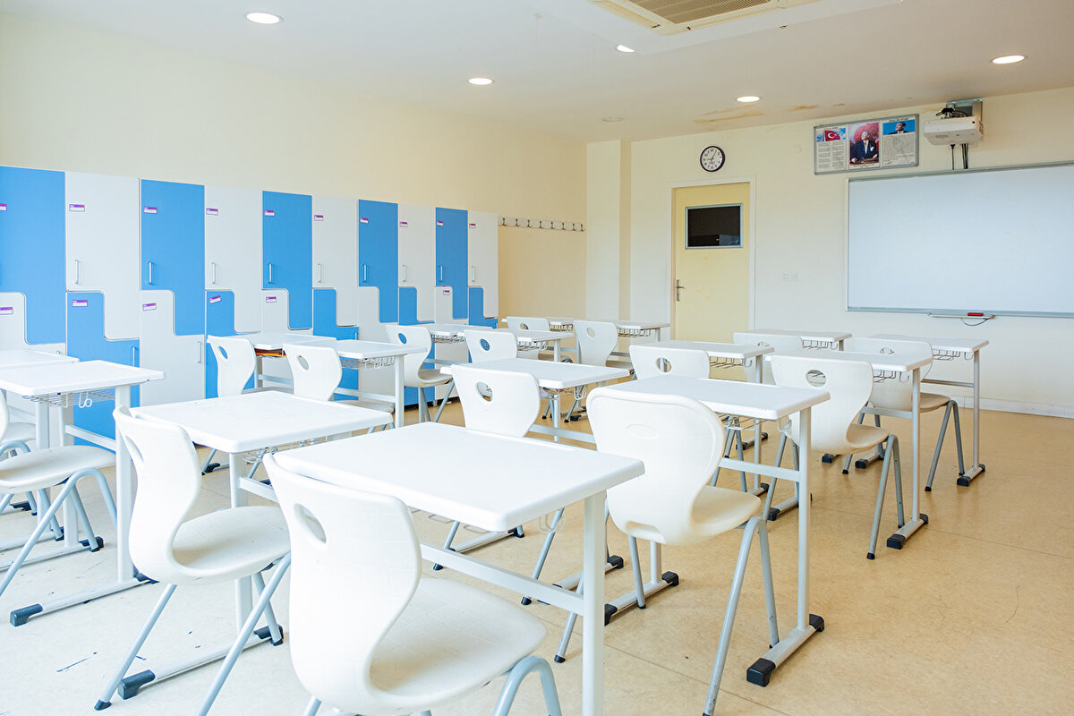 VGM YÜKSEKÖĞRENİM BURSUNDAN KİMLER YARARLANAMAZ?<br><br>a) Sürekli bir işte çalışarak en az asgari ücret düzeyinde ücret alan veya gelire sahip öğrencilere,<br><br>b) Yabancı uyruklu öğrencilere,<br><br>c) Polis Akademisi ile askeri okul öğrencilerine,<br><br>ç) Ek süre öğrenim gören öğrencilere,<br><br>d) Yüksek lisans ve doktora öğrencilerine,<br><br>e) Kamu kurumlarından karşılıksız eğitim yardımı ve burs alan öğrencilere,<br><br>f) Genel Müdürlükten muhtaç aylığı alan öğrencilere,<br><br>g) Bir önceki eğitim yılında Genel Müdürlük bursundan yararlanmaktayken başarısız olma nedeniyle bursu kesilen öğrencilere yükseköğrenim bursu verilmez.<br><br>Genel Müdürlüğün bağlı olduğu Bakanın onayı ile Türkiye'ye eğitim için gelmiş yabancı uyruklu öğrencilere Genel Müdürlükçe belirlenecek burs kontenjanının %10'u kadar kontenjan ayrılarak burs verilebilir.<br><br>Kardeşi Vakıflar Genel Müdürlüğü Ortaöğretim Bursundan yararlanmakta olan öğrenciler, Kamu kurumlarından karşılıksız eğitim yardımı ve burs alan öğrenciler ve Vakıflar Genel Müdürlüğünden muhtaç aylığı alan öğrenciler ortaöğrenim bursundan yararlanamazlar.<br><br>Milli Eğitim Bakanlığı'na bağlı resmi okullarda anasınıfında okuyan öğrencilere ortaöğrenim bursu verilmemekte olup Türk Vatandaşı olmayan öğrenciler de ortaöğrenim bursundan yararlanamaz. Resmi okullarda örgün eğitim görürken burs almaya hak kazanan öğrencilerin özel okula ya da açık öğretim ortaokuluna, açık öğretim lisesine ya da mesleki açık öğretim lisesine geçmeleri halinde bursları kesilir.<br><br>