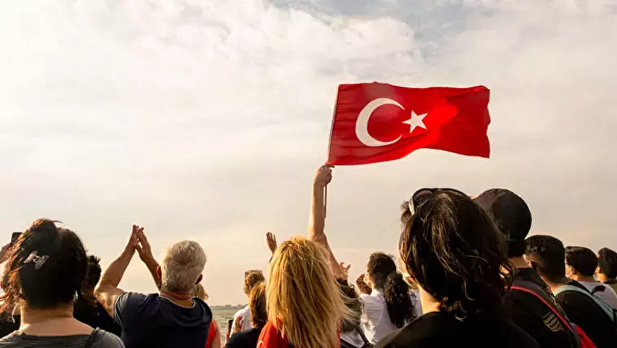 “29 Ekim resmi tatil mi?” sorusunun yanıtı evet. Cumhuriyet Bayramı 2025 yılında Çarşamba gününe denk geliyor ve 28 Ekim Salı gününden itibaren kutlamalar başlayacak.