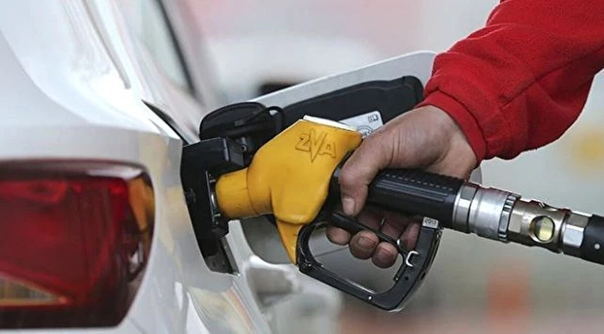 Zam beklentisi sürüyor<br><br>Global piyasalarda petrol fiyatlarındaki oynaklık ve dövizdeki yükseliş, akaryakıt fiyatlarını doğrudan etkiliyor. Sektör temsilcileri, özellikle LPG’de 2 Ekim’den itibaren geçerli olacak 1 TL’lik zammın pompa fiyatlarına yansıyacağını belirtiyor. Benzin ve motorin fiyatları ise şimdilik sabit kalırken, uluslararası piyasalardaki gelişmelerin yeni zam veya indirim ihtimalini gündemde tutuyor.