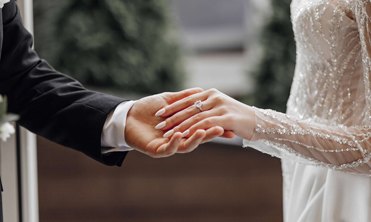 Türkiye’de evlilik hazırlığı yapan genç çiftlerin en çok araştırdığı konulardan biri olan evlilik kredisi, yeni düzenleme ile daha avantajlı hale getirildi. Aile ve Sosyal Hizmetler Bakanı Mahinur Özdemir Göktaş’ın açıklamasına göre, güncellenen faizsiz evlilik kredisi kapsamında artık 18-25 yaş arasındaki çiftler 250 bin lira, 26-29 yaş arasındaki çiftler ise 200 bin lira kredi kullanabilecek. Böylece “Evlilik kredisi ne kadar oldu, evlilik kredisi kimler alabilir, başvuru şartları neler?” sorularının yanıtı da netleşmiş oldu.