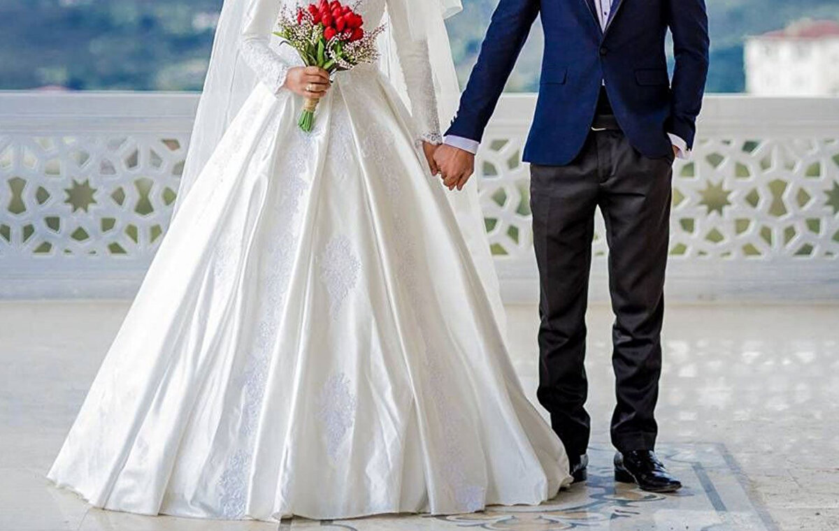 Evlilik kredisi nedir, nasıl alınır?<br><br>Evlilik kredisi, Aile ve Gençlik Fonu kapsamında genç çiftlerin yuva kurma sürecini kolaylaştırmak için devlet tarafından sağlanan faizsiz kredi desteğidir. Çiftler, resmi nikâh tarihine en az 2 en fazla 6 ay kala başvuru yaparak bu destekten faydalanabiliyor. Başvurular e-Devlet üzerinden veya ailegenclikfonu.aile.gov.tr adresinden gerçekleştiriliyor.