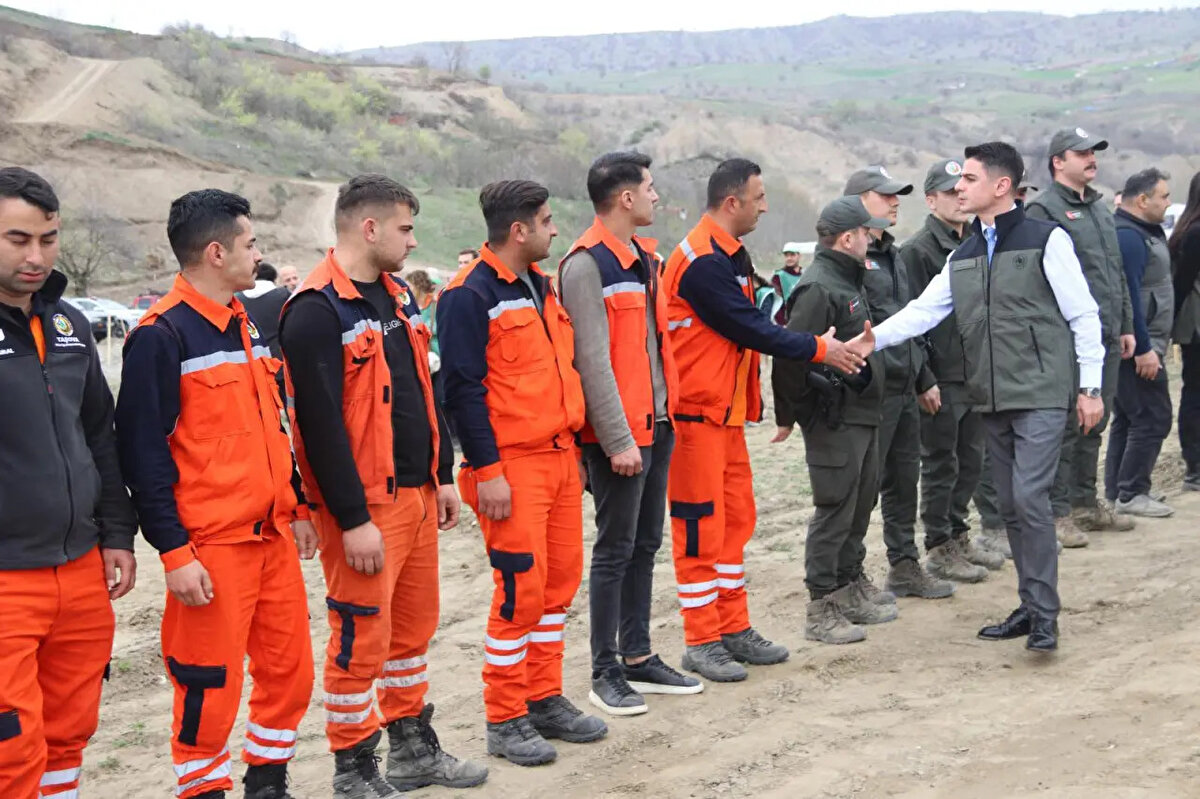 BAŞVURULAR NASIL ALINACAK?<br>Adaylar başvurularını, e-Devlet Kapısı üzerinden Devlet Malzeme Ofisi Genel Müdürlüğü - Kariyer Kapısı Kamu İşe Alım ve Kariyer Kapısı (https:isealimkariyerkapisi.cbiko.gov.tr<br>) üzerinden yapacak.<br><br>Şartları taşımayan adayların sonradan başvuruları geçersiz sayılacak. Her aday yalnızca bir açık iş ilanına başvurabilecek.