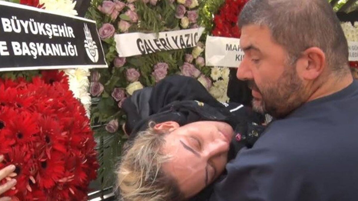 Güllü’nün ölümüne dair iddialara da cevap veren Ayten Sazer, “Yani iftira iftira iftira. Yazık günahtır. Helvasını ben yaptım. İrmiğini almış, şekerini almış. Sanki malum oldu da aldı. Eğer Güllü hayatta olsaydı kesinlikle benim çocuklarımı bu kadar üzmeyin derdi” şeklinde ifade etti. Kamuoyunda günlerdir konuşulan olayın sır perdesinin aralanması merakla bekleniyor.